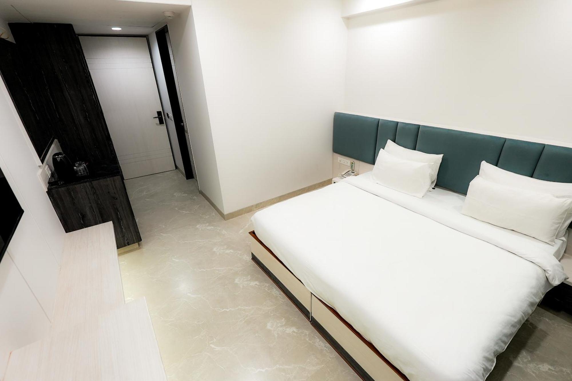 Hotel Elinor By Dazzling Hotels & Resorts Agra  Zewnętrze zdjęcie