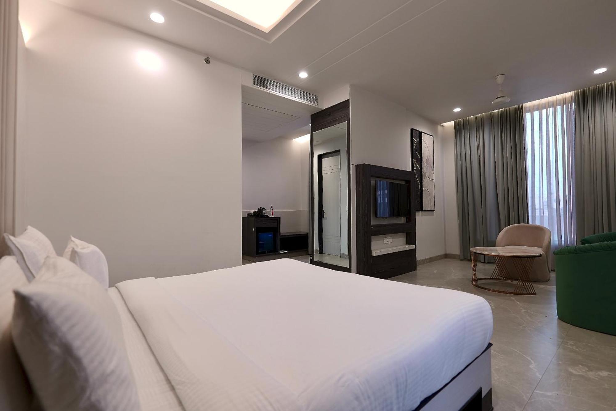 Hotel Elinor By Dazzling Hotels & Resorts Agra  Zewnętrze zdjęcie