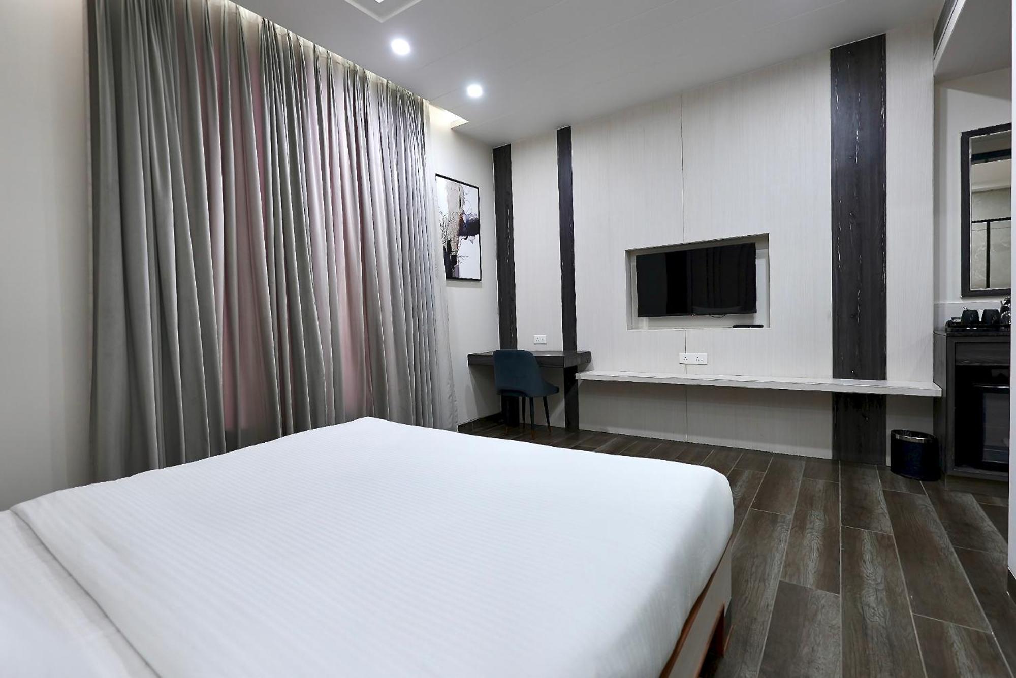 Hotel Elinor By Dazzling Hotels & Resorts Agra  Zewnętrze zdjęcie